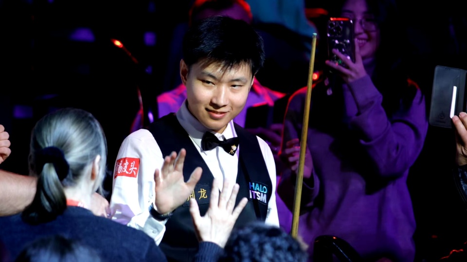 俊旭以, 周跃龙